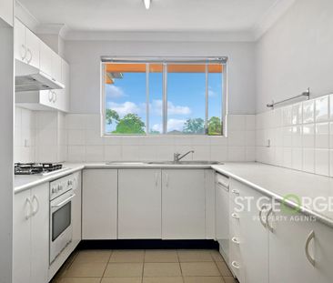 Spacious & Private Top Floor Apartment - Photo 3