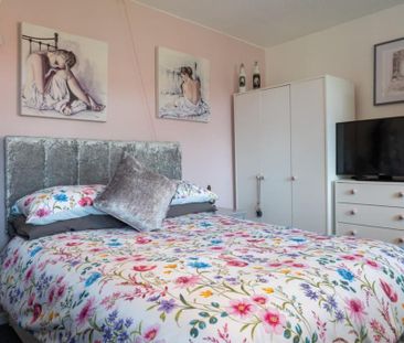 3 bedroom flat to rent - Photo 3