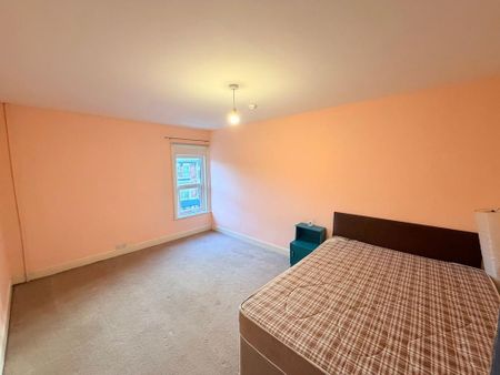 3 bedroom flat to rent - Photo 5