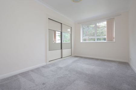 3 bed flat to rent in Western Road, Poole, BH13 - Photo 3