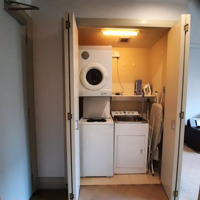 Cosy Viaduct Apartment with Carpark - Photo 1