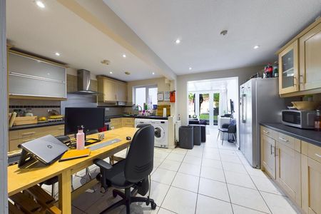 1 bedroom Flat To Let - Photo 4