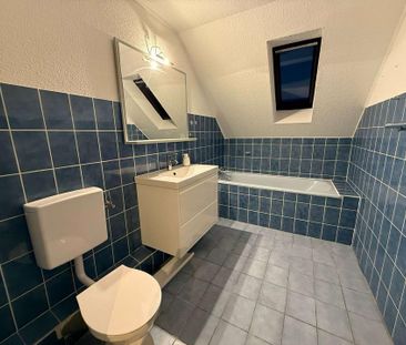 Schöne zwei Zimmer Dachgeschosswohnung mitten in Lage - Photo 1