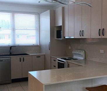 Stunning Renovated 2 Bedroom unit in quiet location - Photo 3