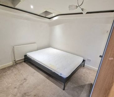 3 Bed Flat, Morden Road, SW19 - Photo 3