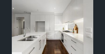 Heritage-laced entertainer relishing Bayside Bliss - Photo 4