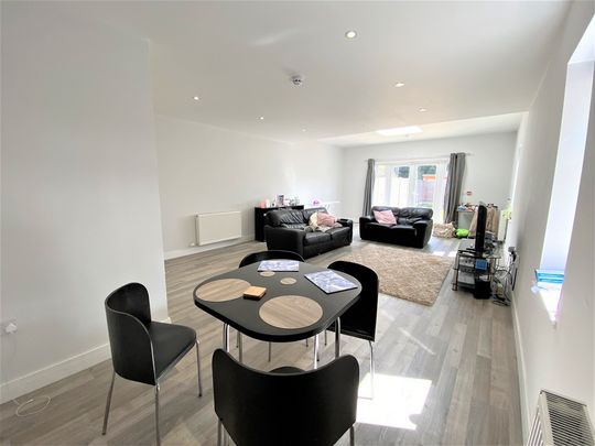 Elmshott Lane, Slough - Photo 1