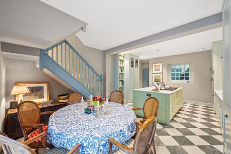 Charming three-bedroom mews home with a private courtyard garden in a peaceful Chelsea pocket. - Photo 3