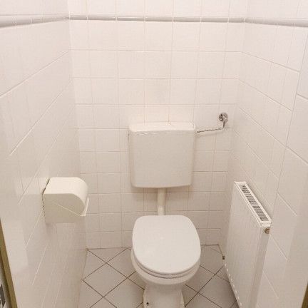 !! Nähe Quellenstraße / U-Bahnnähe !! Ablösefreie im 5. Stock gelegene (KEIN LIFT) 2 Zimmer Wohnung, zentral begehbar - WG geeignet, zu vermieten! - Foto 1