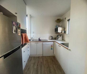 Location! 3 bed townhouse with double garage - Photo 1