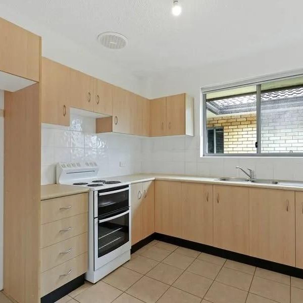 Conveniently Located, Sun-Filled Two Bedroom Apartment With Sensational Leafy And District Views, Only Moments To Shops, Cafes And Transport - Photo 1