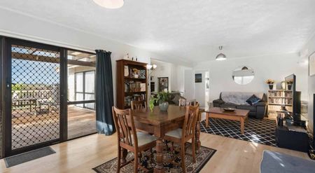 Sunny 3 Bedroom Home in Totara Vale – Great Location - Photo 2