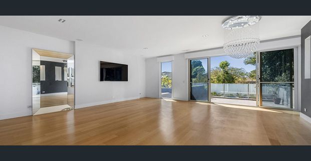 Dramatic presence. Timeless elegance..... - Photo 1