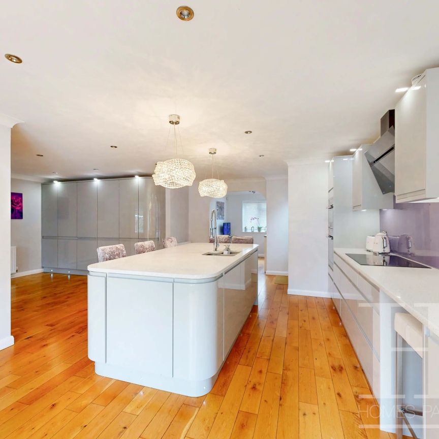 Mallard Close, Horley, RH6 - Photo 1