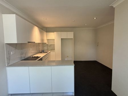 Stylish 2-Bedroom Apartment in Marrickville with Lock-Up Garage - Photo 3