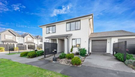 Immaculate 3 bedroom townhouse with garage! - Photo 5