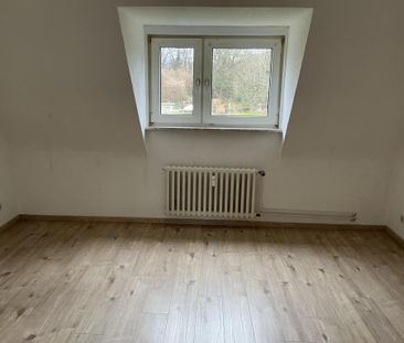 Einzugsbereite 2-Zimmer-Wohnung unterm Dach mit neuem Badezimmer in... - Photo 5