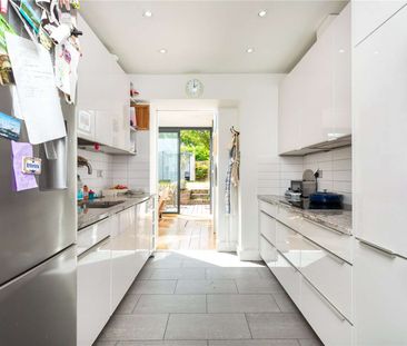 A beautifully presented three bedroom house with large west facing ... - Photo 6