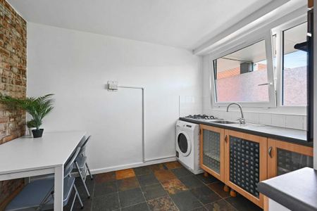 3 bedroom flat to rent - Photo 4