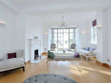 Large two bedroom, two bathroom apartment with a terrace set within a portered block moments St. John's Wood High Street - Photo 2