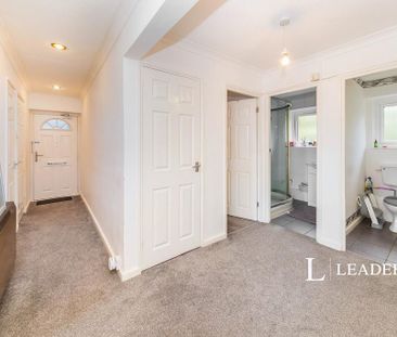 2 bedroom flat to rent - Photo 2