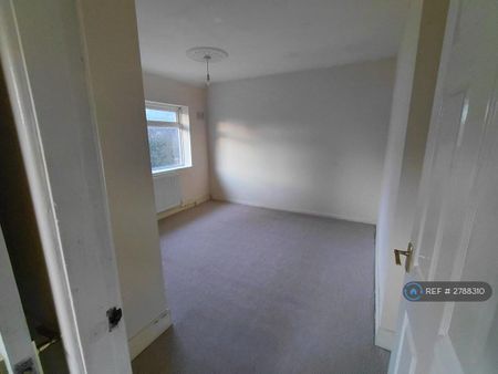 4 bedroom semi-detached house to rent - Photo 2