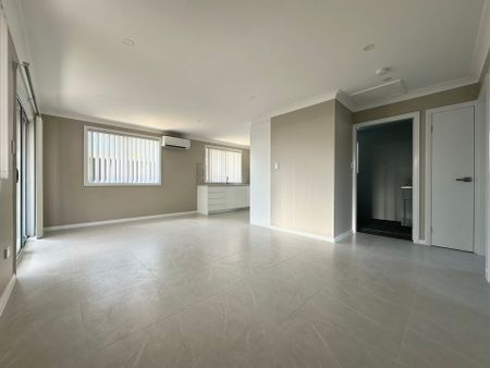 Lifestyle Living Steps from Shops, Cafés & the Foreshore - Photo 5