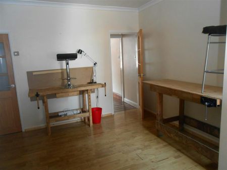 Terraced House to rent on - Photo 3