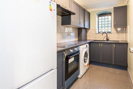 1 bed Flat To Let - Photo 5