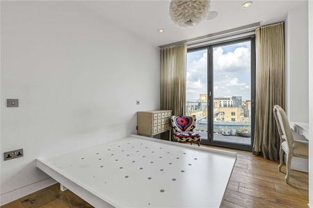 Stunning two bedroom sub penthouse apartment with a large roof terrace. - Photo 3