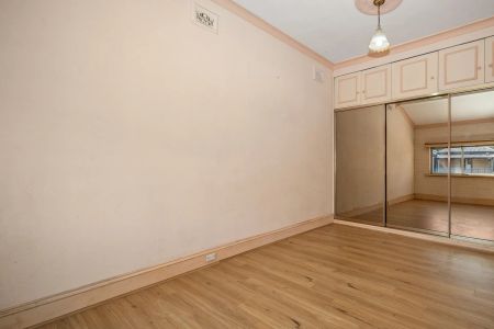 Large 3 Bedroom House with Swimming Pool and Secure Parking for 3 Cars - Photo 3