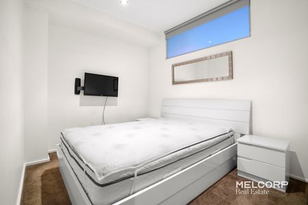 FURNISHED ONE-BEDROOM IN THE HEART OF MELBOURNE - Photo 2