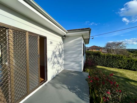 Tidy 3 Bedroom 1 Bathroom Cottage - Polished Floorboards - Great Yard Space - Photo 5