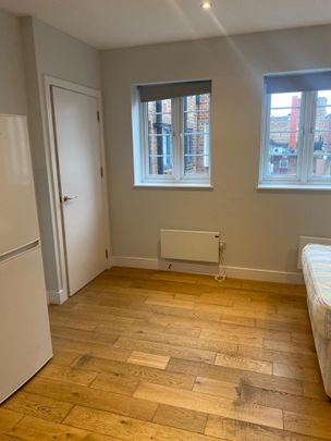 Studio Flat, Down Place, W6 - Photo 1