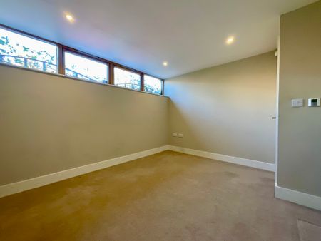 4 bedroom Semi-Detached House to let - Photo 2