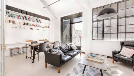 Charming Heritage Apartment in Prime CBD Location - Photo 2