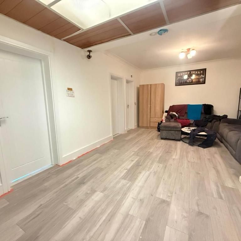 6 bedroom semi-detached house to rent - Photo 1
