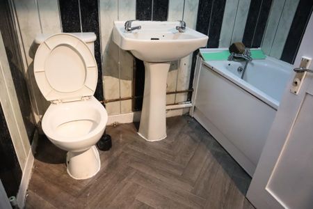 3 bedroom terraced house to rent - Photo 4