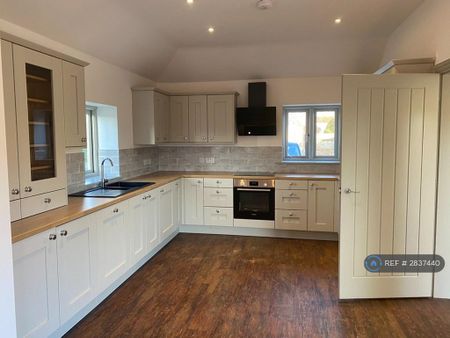 3 bedroom semi-detached house to rent - Photo 2