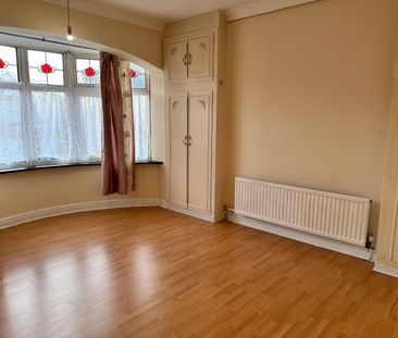 3 Bed Terraced House, Malvern Drive, IG3 - Photo 1