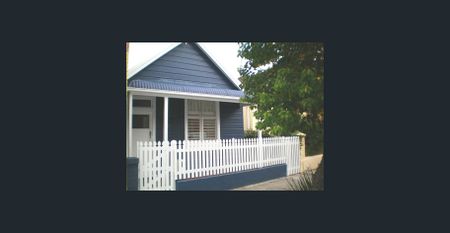 Charming 3‑Bedroom Home with Parking – Only 3 Minutes to Green Square Station! - Photo 3