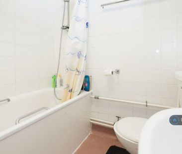 1 bedroom in a flat share to rent - Photo 5