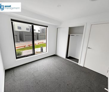 Modern & Spacious Three-Bedroom Townhouse in Prime Location! - Photo 1