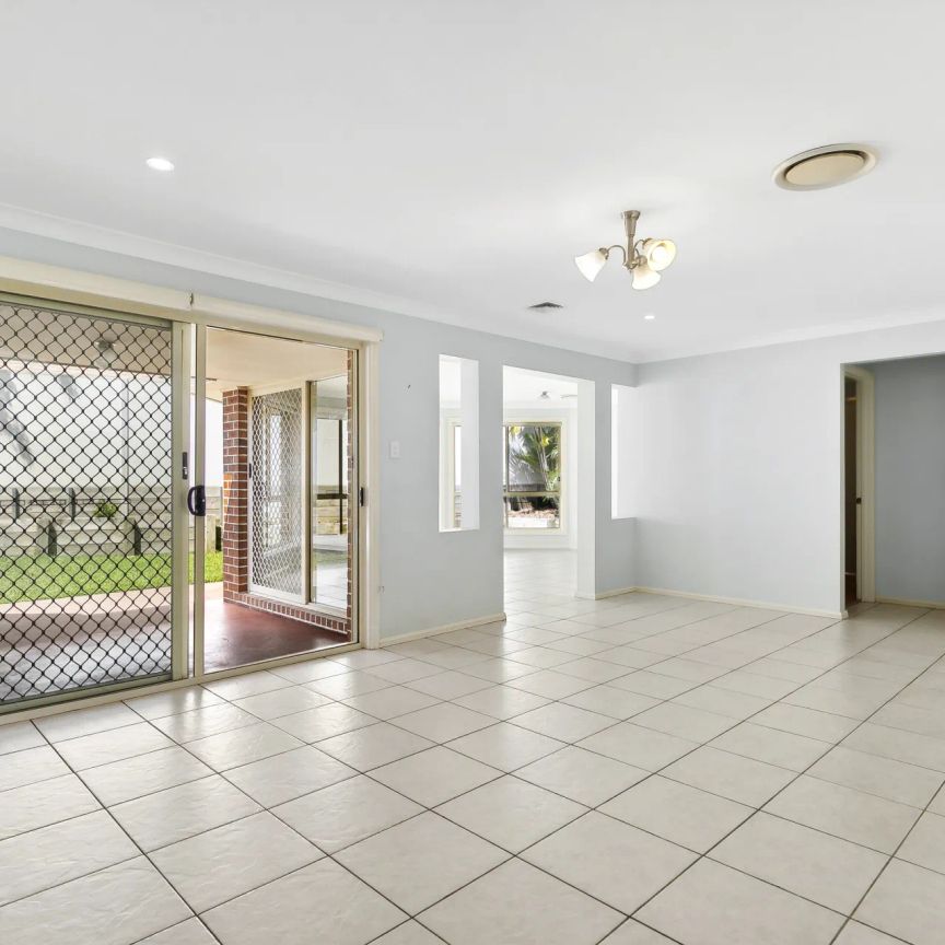 12 Streamdale Grove, Warriewood. - Photo 1