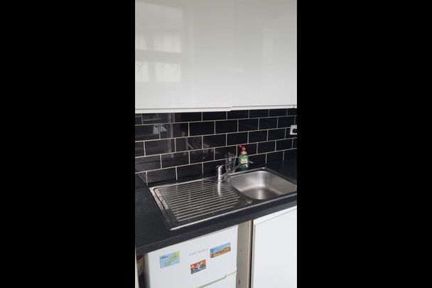 Studio Flat, Commercial Road, E14 - Photo 1