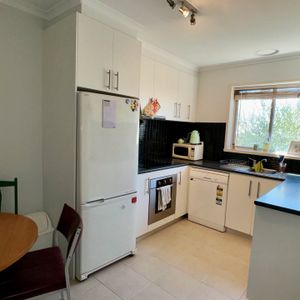 Perfectly Positioned 2 bedroom in Ascot Vale - Photo 2