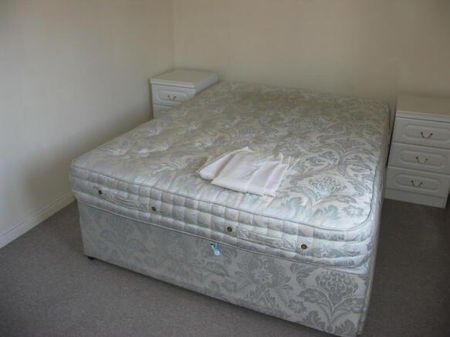 3 bedroom end of terrace house to rent - Photo 2