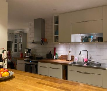 Rum i hus - kvinnlig student - Photo 3