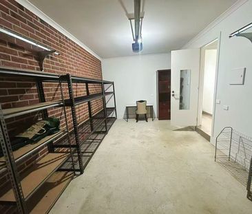 Fully Furnished 3-Bedroom Townhouse in Carnegie - Photo 3