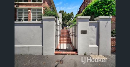 Experience the vibrant city lifestyle in this fully furnished ground floor apartment for 9 months maximum lease. - Photo 5